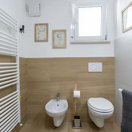 Mari Flat - Posto Auto E Metro - Italywego Apartamento *