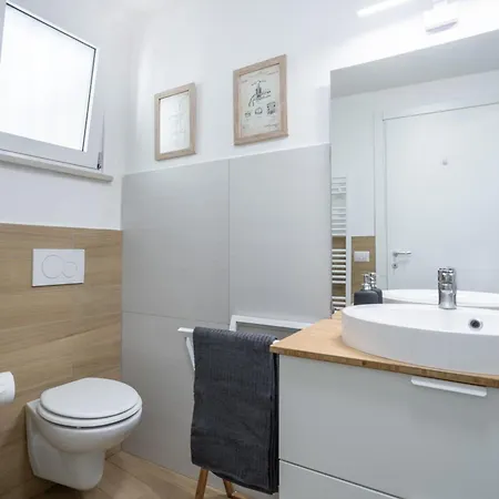 Mari Flat - Posto Auto E Metro - Italywego Apartman