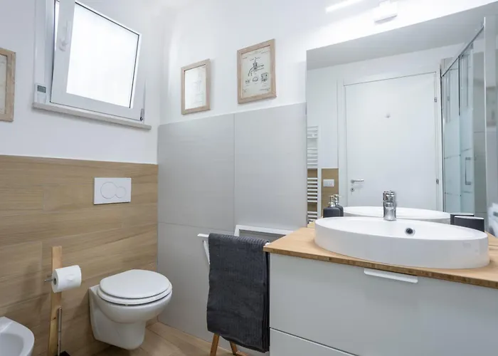 Mari Flat - Posto Auto E Metro - Italywego Apartman